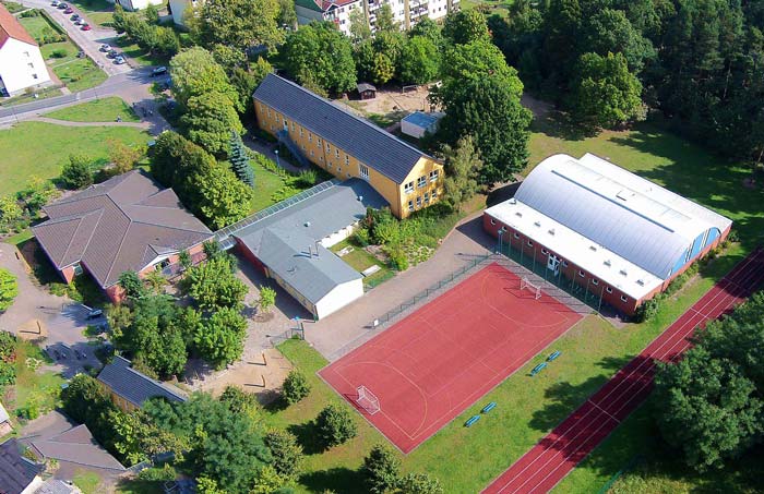zeigt Luftbild vom Grundschulgelände