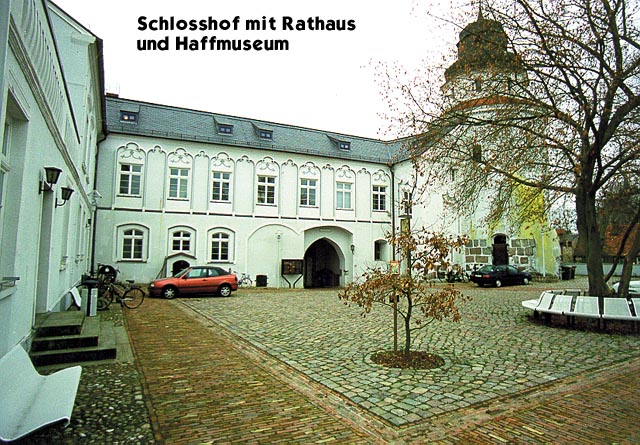 Abbildung Schlosshof und Rathausturm