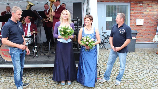 öffnet internen Link in aktuellem Fenster zeigt die Begrüßung von Blaubeerköniginnen