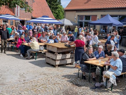 zeigt Blick auf Festbesucher auf dem Platz