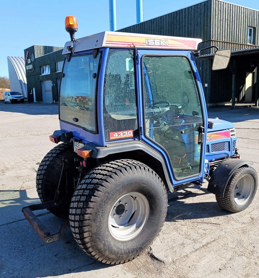 zeigt Ansicht Traktor rechts