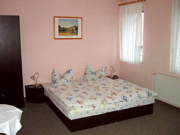 zeigt Pensionszimmer