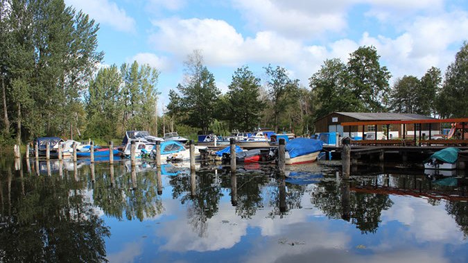 öffnet internen Link in aktuellem Fenster zeigt Hafen am Wasserwanderrastplatz mit vertäuten Booten