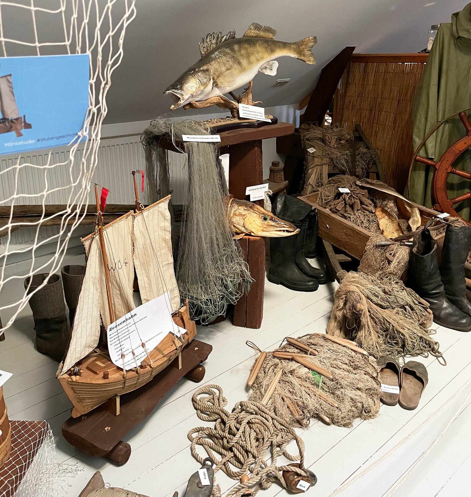 zeigt verschiedene Museumsexponate