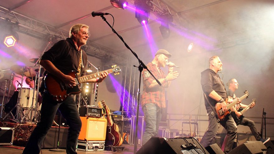 zeigt Bandauftritt