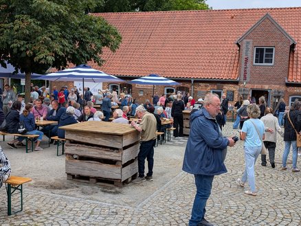 zeigt Festbesucher auf dem Platz