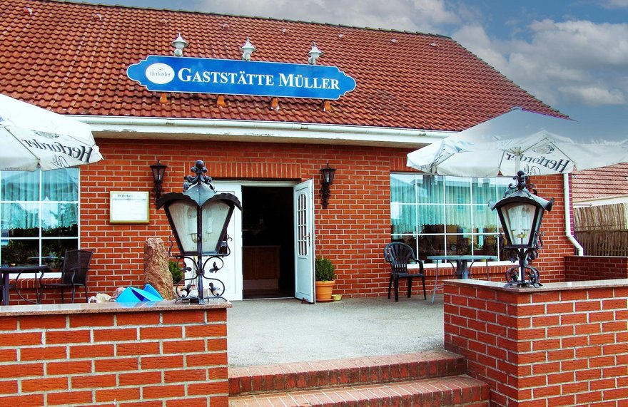 zeigt Außenansicht der Gaststätte