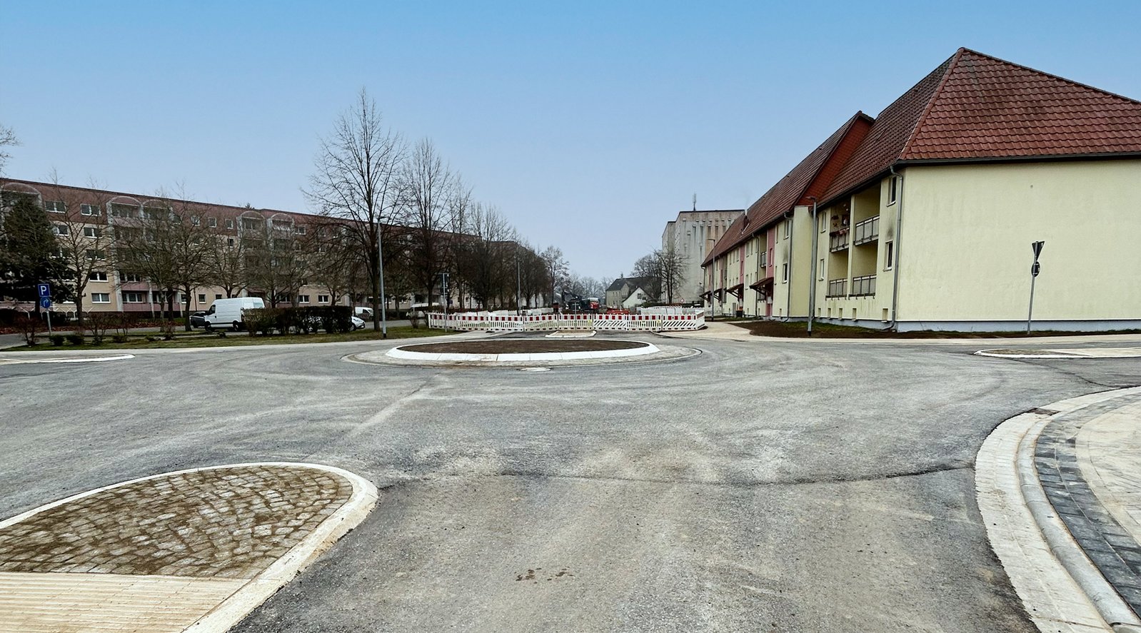 zeigt Abschnitt der Lindenstraße mit neuem Verkehrskreisel