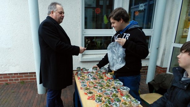 öffnet internen Link in aktuellem Fenster zeigt Schüler und den Bürgermeister an einem Adventstand vor dem Schulgebäude