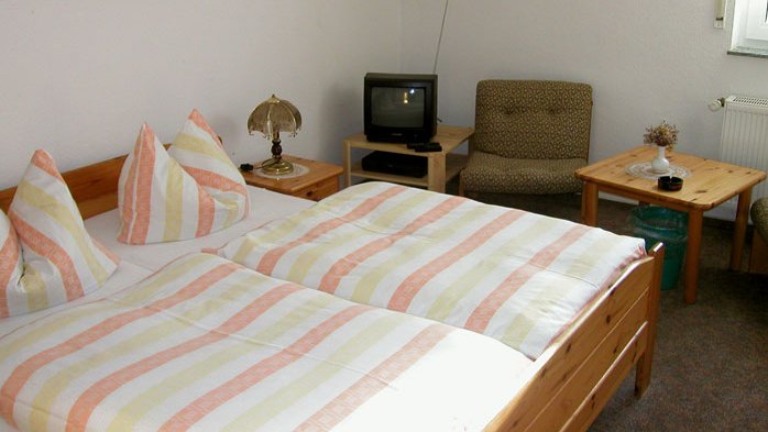 zeigt ein Doppelzimmer