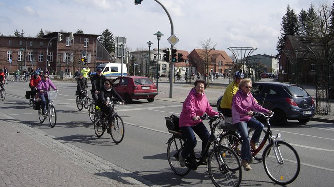 öffnet internen Link in aktuellem Fenster zeigt Radfahrer und Autos auf einer Straße
