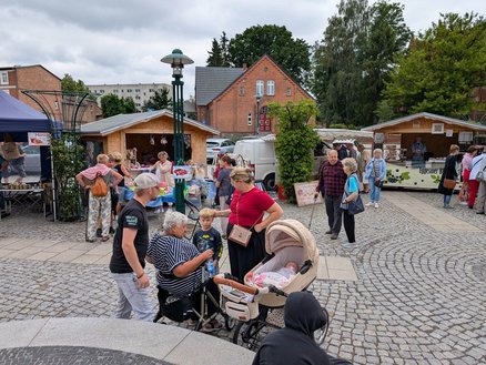 zeigt Festbesucher und Marktstände