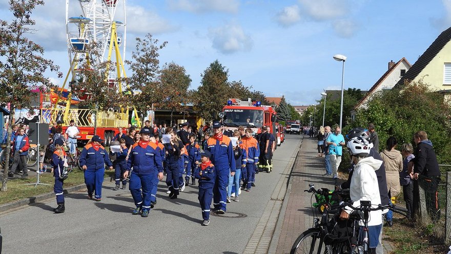 öffnet internen Link in aktuellem Fenster zeigt den Festumzug auf einer Straße
