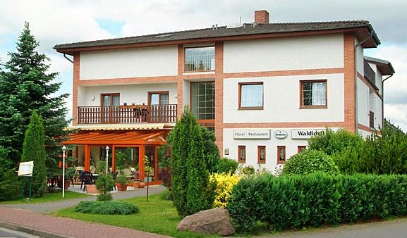 zeigt Ansicht des Hotels