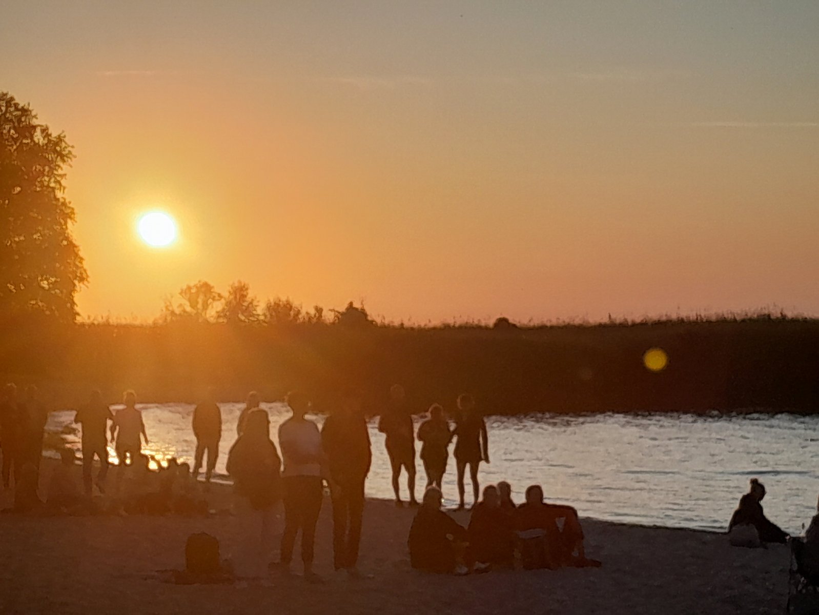 zeigt Sonnenuntergang am Strand