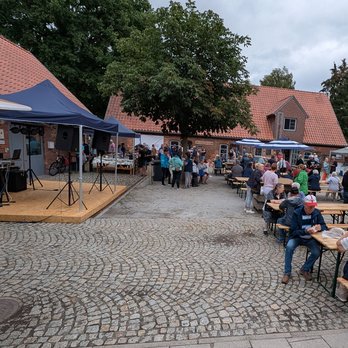 zeigt Blick auf die Festbesucher auf dem Platz und eine Bühne